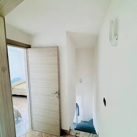 Domus Carolina بومبيي